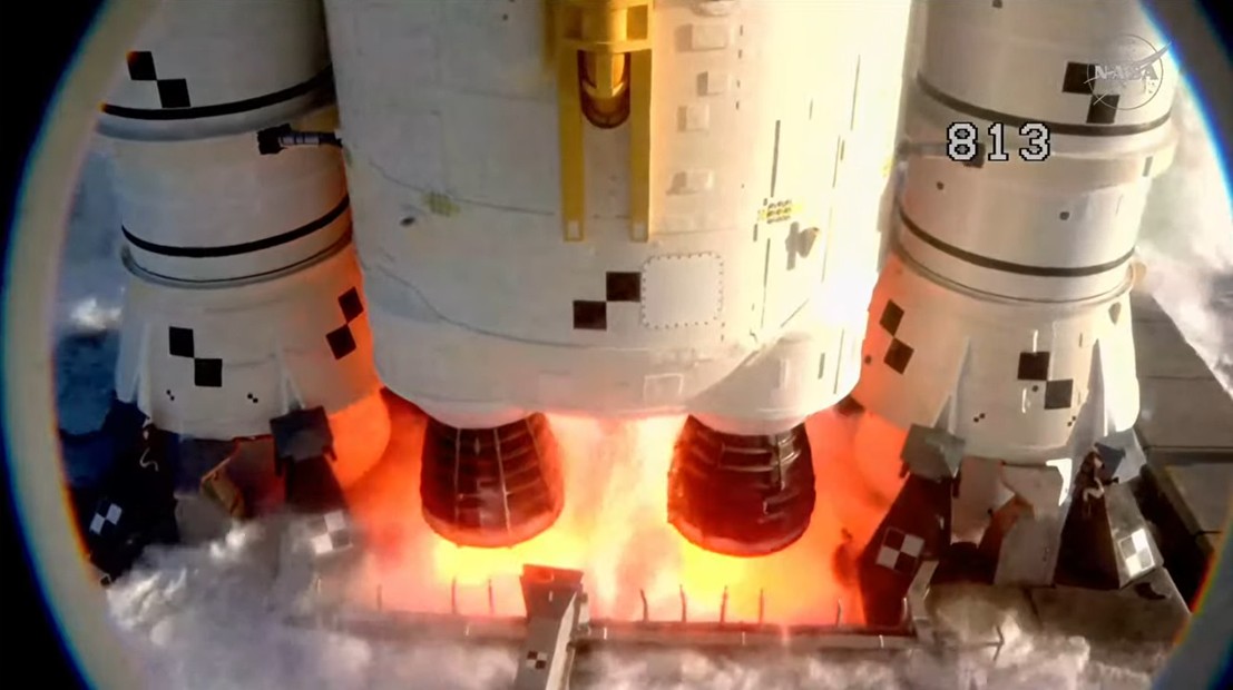 Artemis 2 je historická misia, ale z pohľadu leteckého pilota je ešte niečím viac. Je to ukážka extrémne disciplinovaného prístupu k letu, v ktorom sa spája výkon obrieho nosiča, precízna navigácia, testovanie pilotovaných režimov, autonómia posádky a rešpekt pred fyzikou návratu.