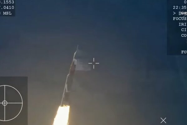 Artemis 2 je historická misia, ale z pohľadu leteckého pilota je ešte niečím viac. Je to ukážka extrémne disciplinovaného prístupu k letu, v ktorom sa spája výkon obrieho nosiča, precízna navigácia, testovanie pilotovaných režimov, autonómia posádky a rešpekt pred fyzikou návratu.