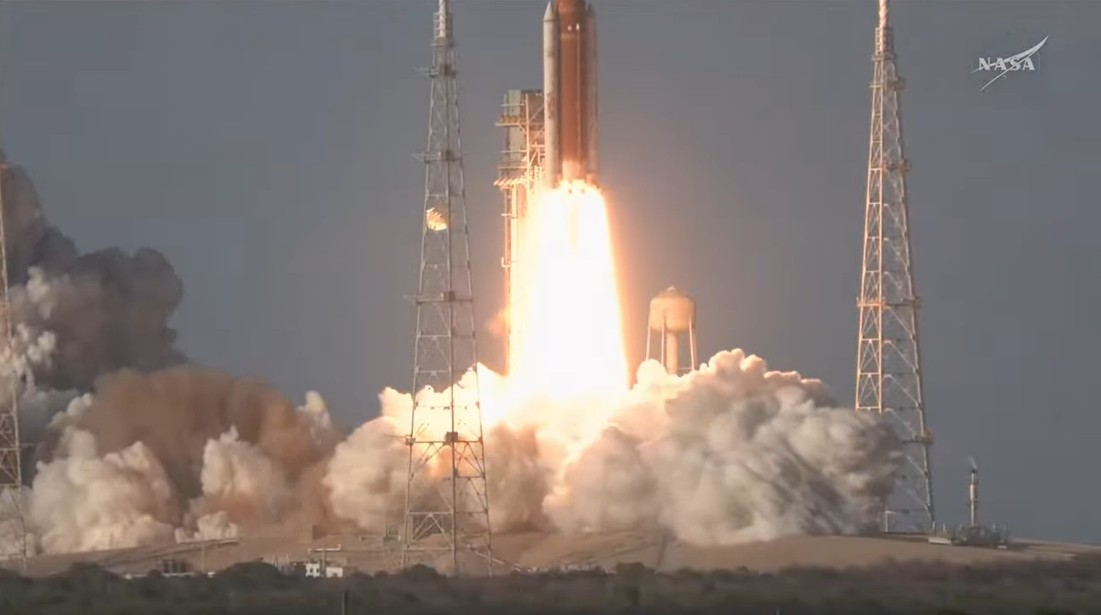 Artemis 2 je historická misia, ale z pohľadu leteckého pilota je ešte niečím viac. Je to ukážka extrémne disciplinovaného prístupu k letu, v ktorom sa spája výkon obrieho nosiča, precízna navigácia, testovanie pilotovaných režimov, autonómia posádky a rešpekt pred fyzikou návratu.