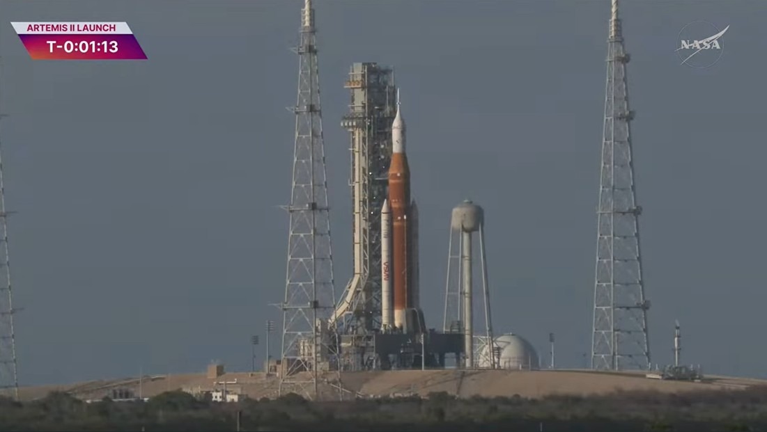 Artemis 2 je historická misia, ale z pohľadu leteckého pilota je ešte niečím viac. Je to ukážka extrémne disciplinovaného prístupu k letu, v ktorom sa spája výkon obrieho nosiča, precízna navigácia, testovanie pilotovaných režimov, autonómia posádky a rešpekt pred fyzikou návratu.